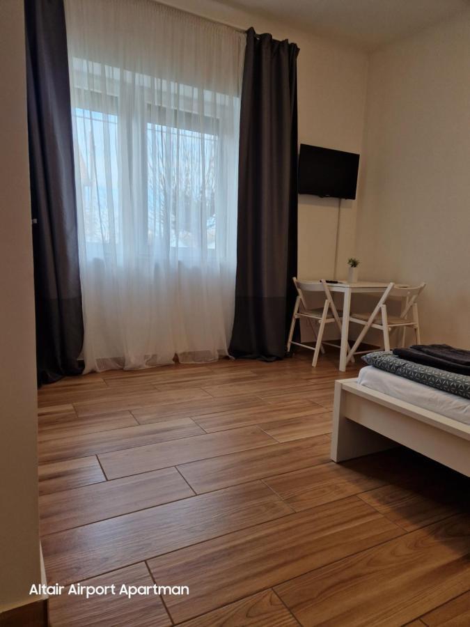 Altair Airport Apartman Vecses Bagian luar foto