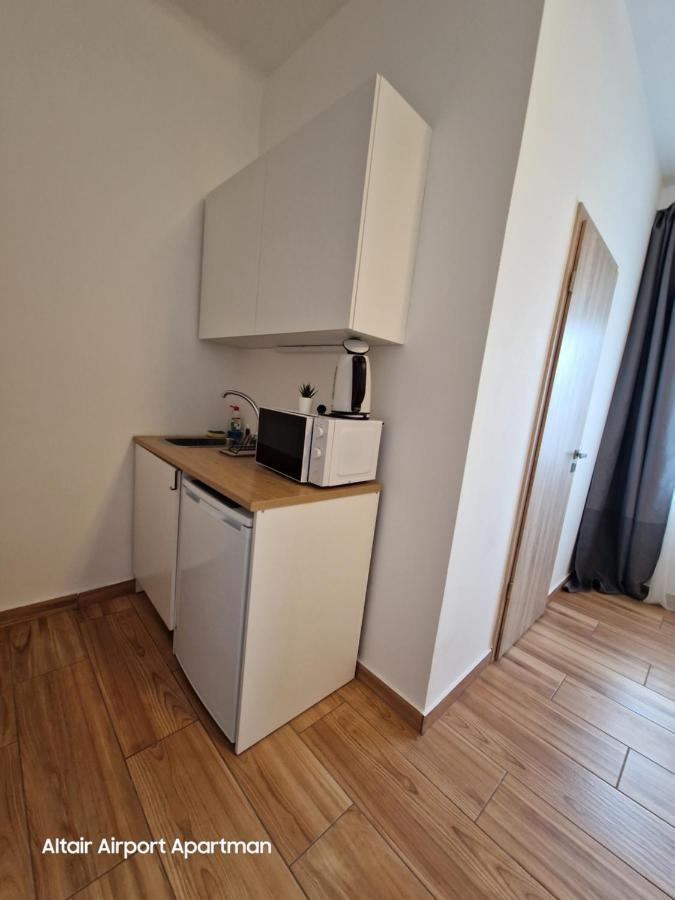 Altair Airport Apartman Vecses Bagian luar foto