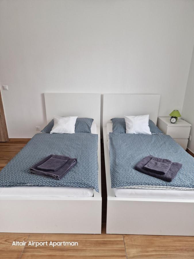 Altair Airport Apartman Vecses Bagian luar foto