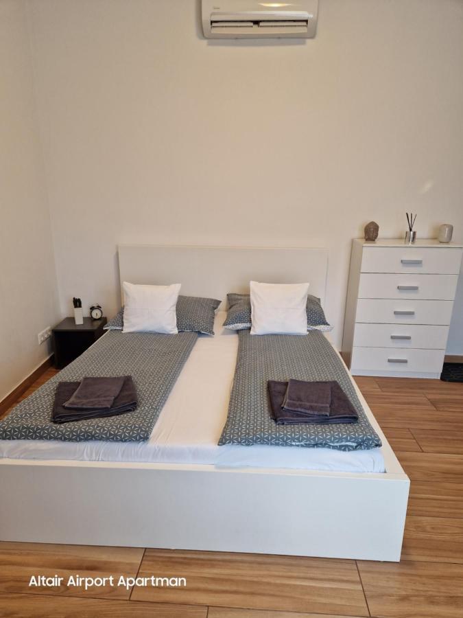 Altair Airport Apartman Vecses Bagian luar foto