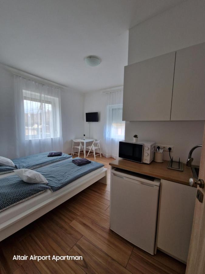 Altair Airport Apartman Vecses Bagian luar foto
