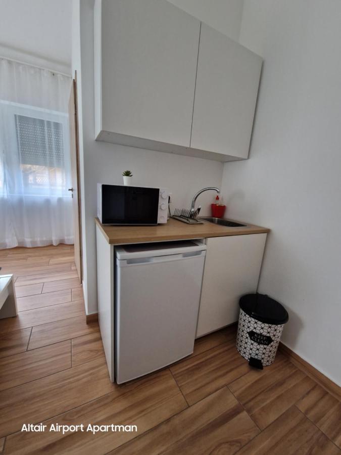 Altair Airport Apartman Vecses Bagian luar foto